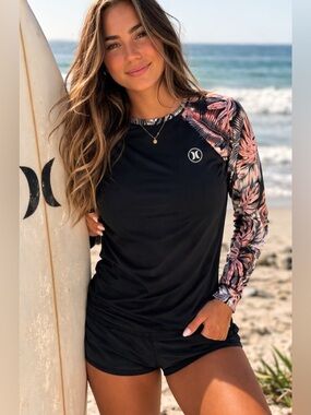 Hurley UPF 50+ Long Sleeve Rash Guard in Scattered Palm Women’s L